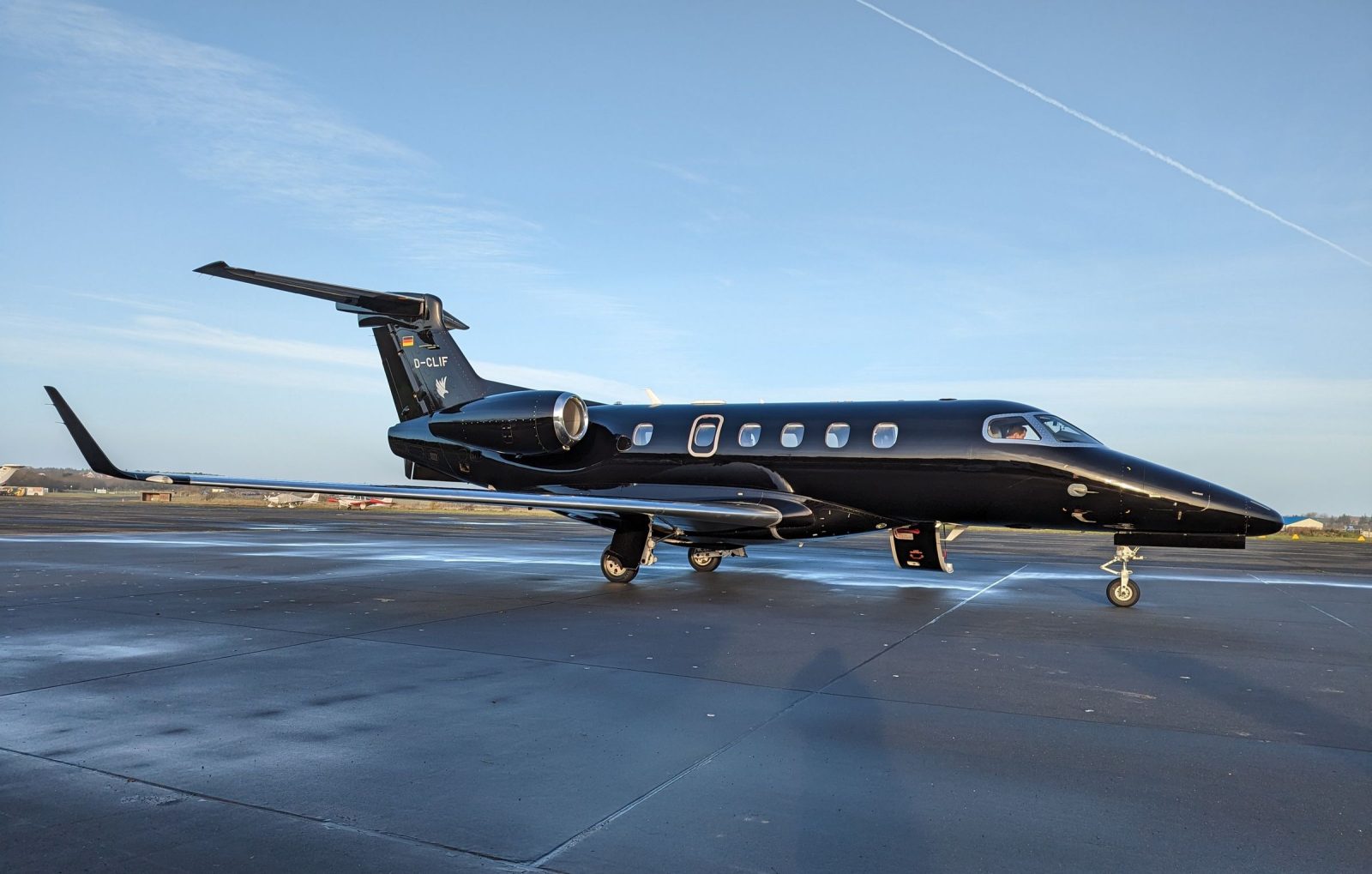 Schwarzer Privatjet auf dem Vorfeld
