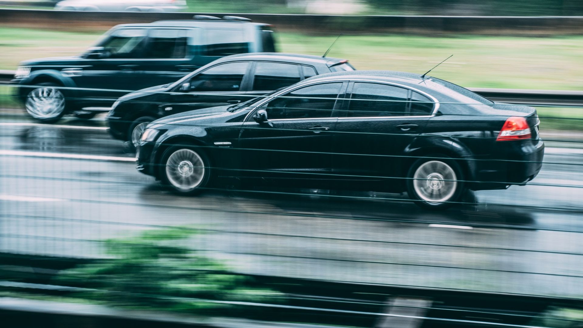 Schwarze Fahrzeuge im Konvoi